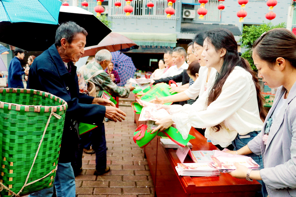 立法信息采集员宣传民法典