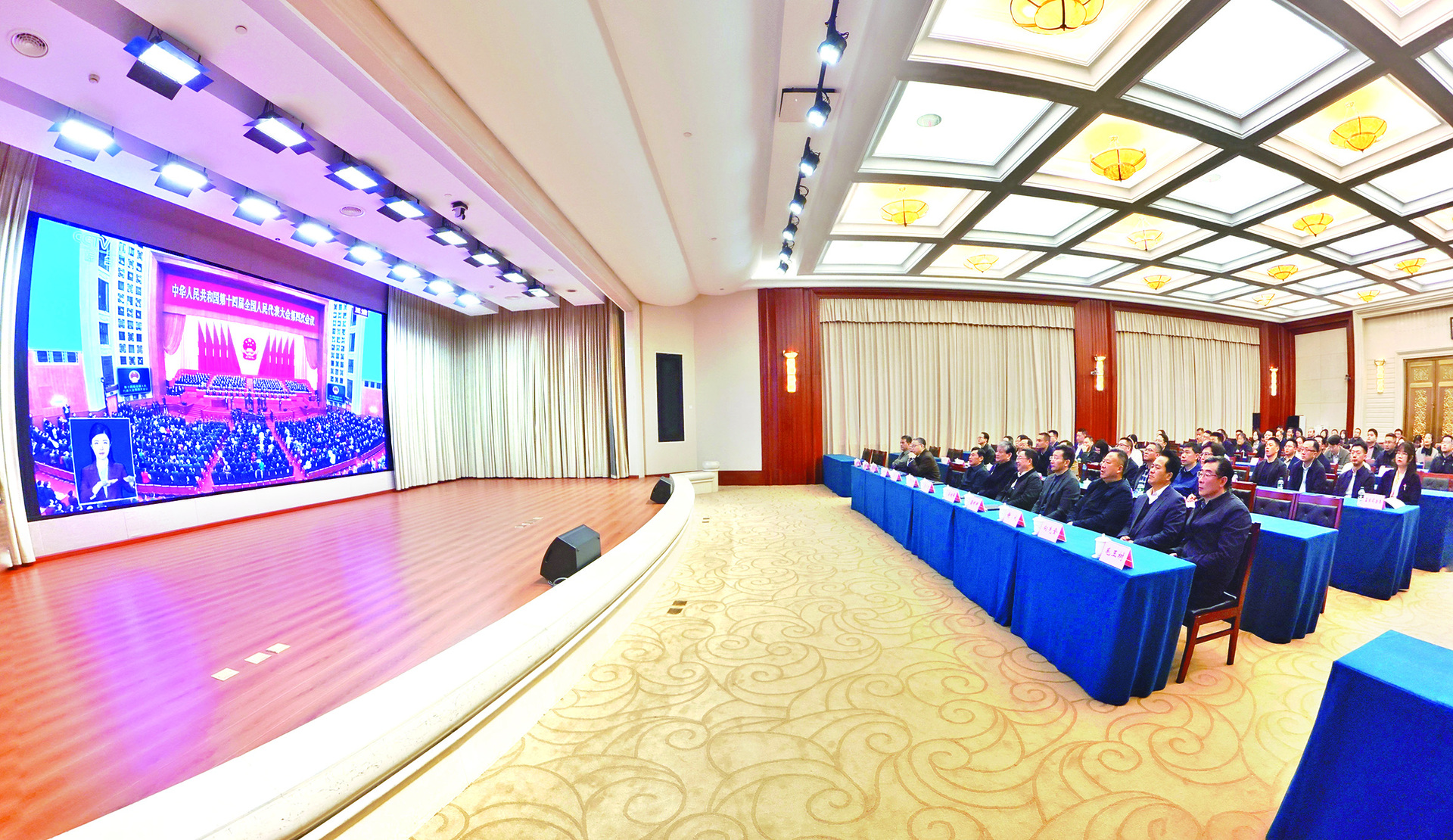 市人大常委会机关干部职工集中收看大会开幕会直播。 记者 李秀杰 摄