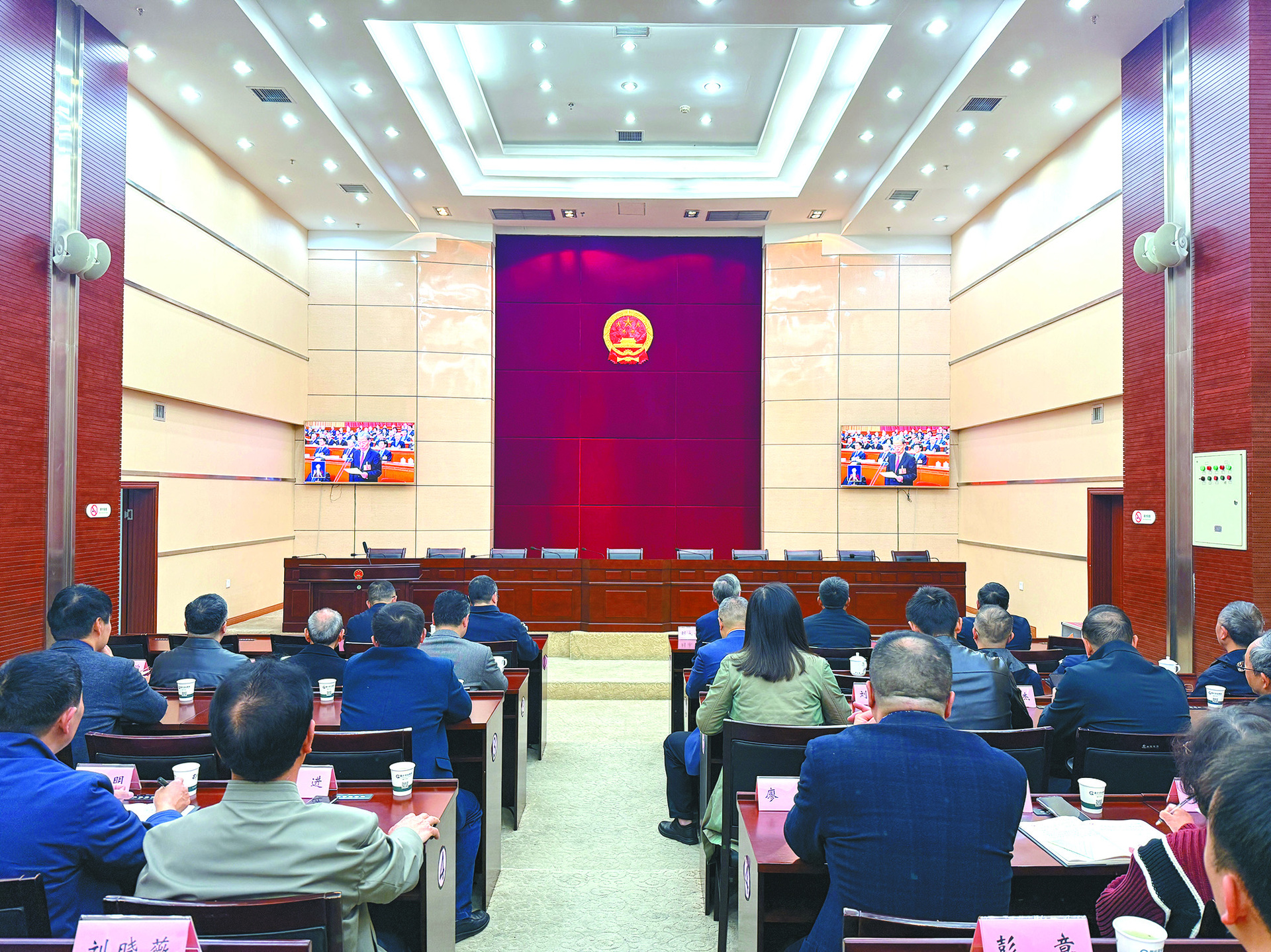 巴南区人大常委会机关干部职工集中收看开幕会直播。通讯员 余飞江 摄