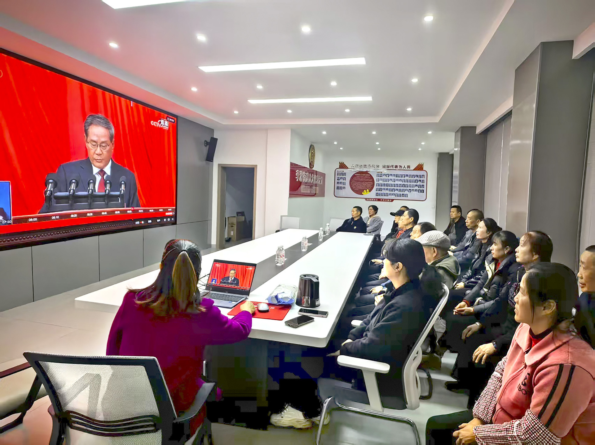 涪陵区人大常委会李渡街道工委组织辖区人大代表、议事代表、部分群众在李渡街道人大代表之家收看大会开幕会。通讯员 李京懋 摄