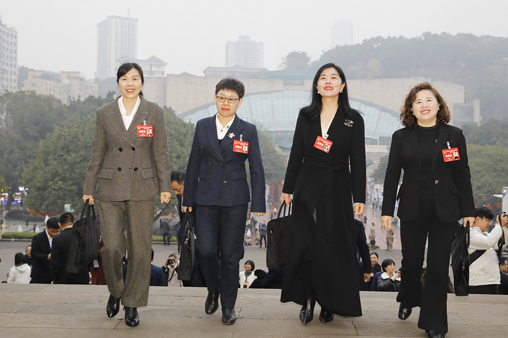 代表们陆续进入会场