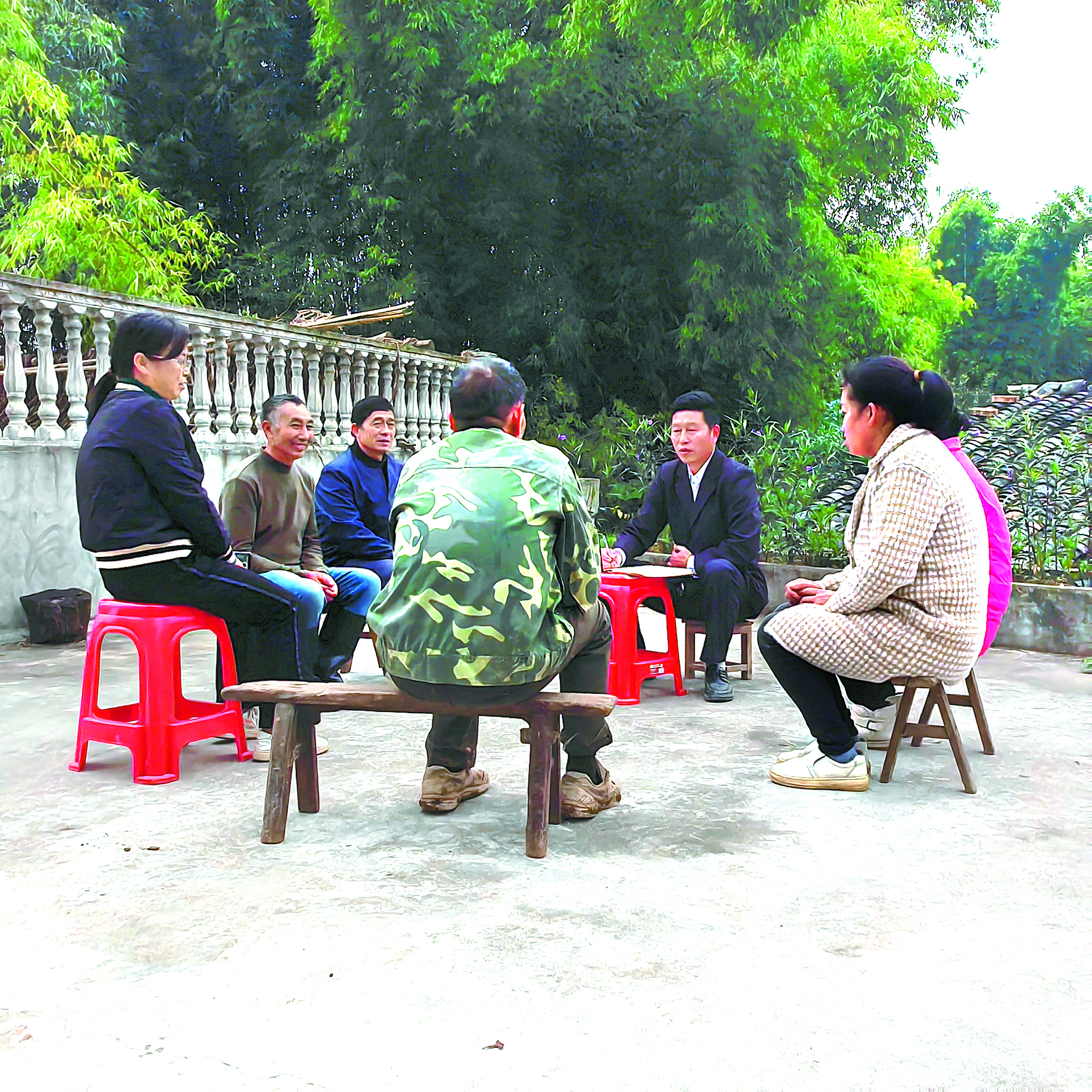汪冠军与村民分享土猪养殖经验