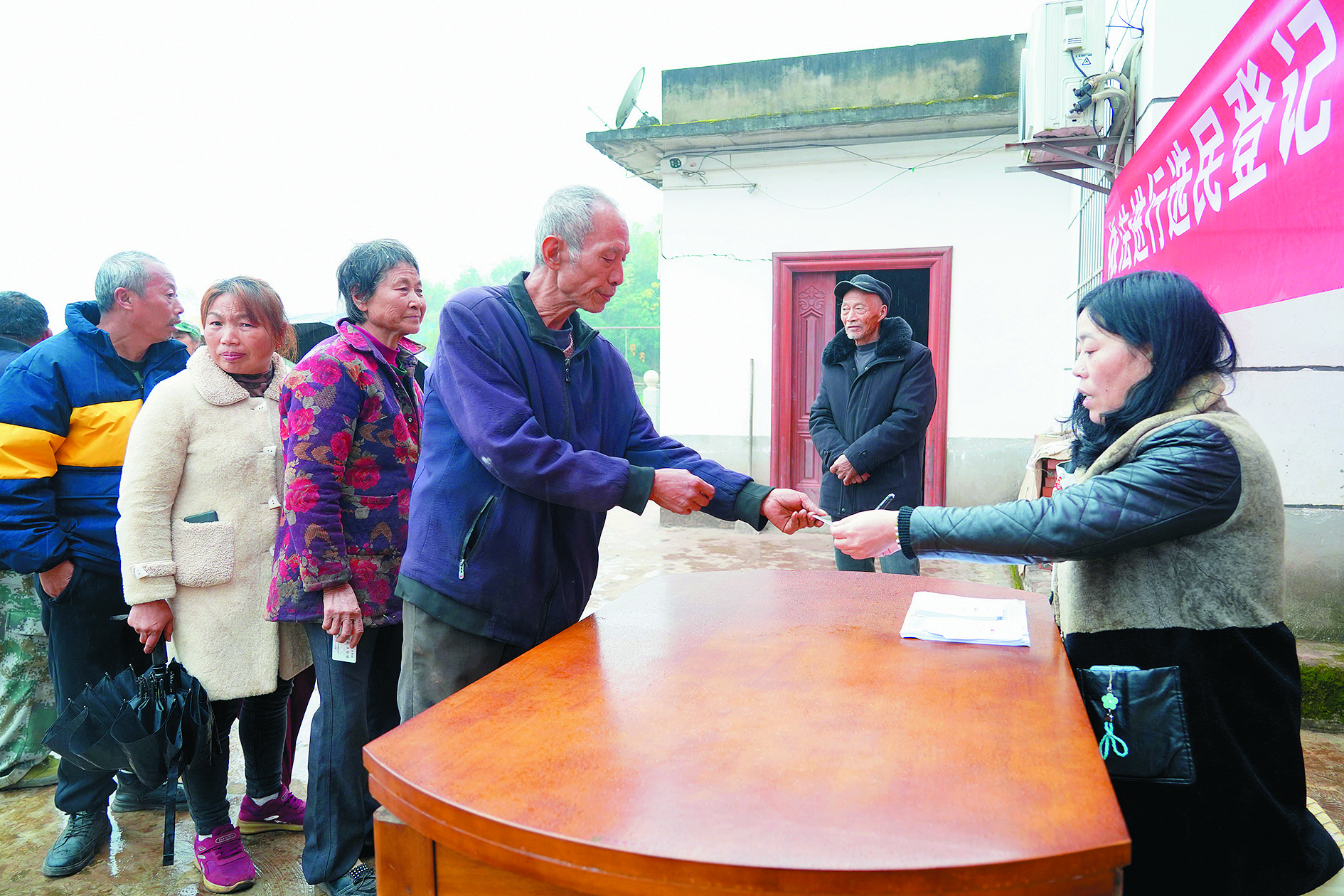 12月12日，两江新区（原渝北区）龙兴镇龙胆村工作人员正在给村民们进行选民登记-翁雪柔