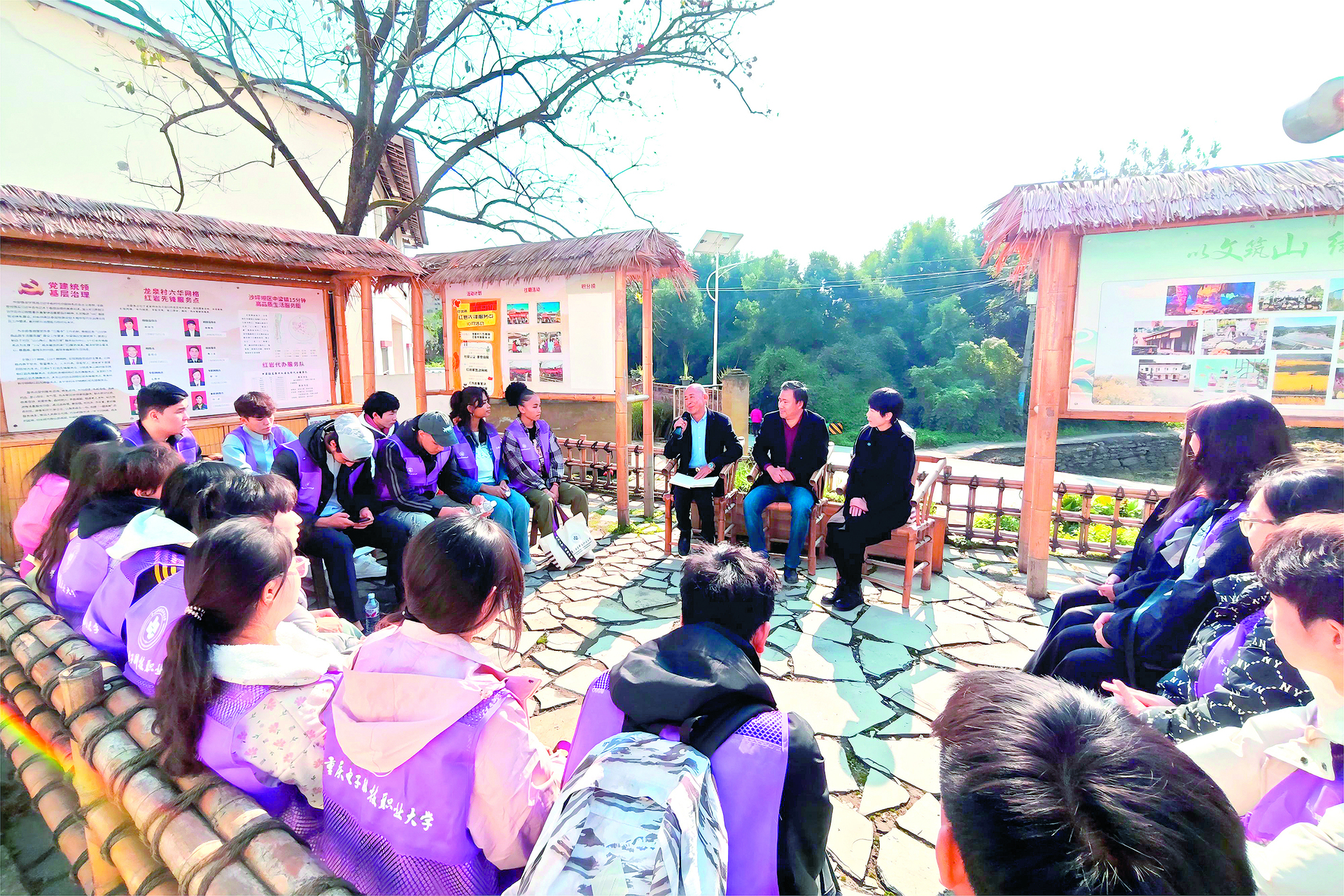 日前，沙坪坝区中梁镇龙泉村，中外学子参与立法意见征询。记者 宋婷婷 摄