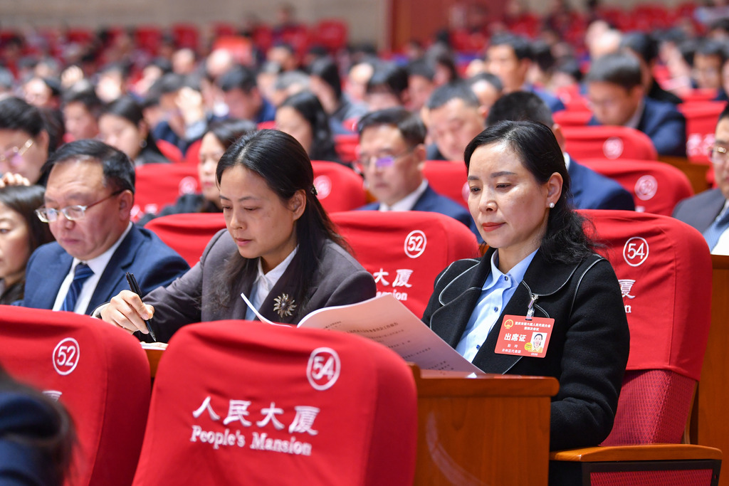 代表们认真听会