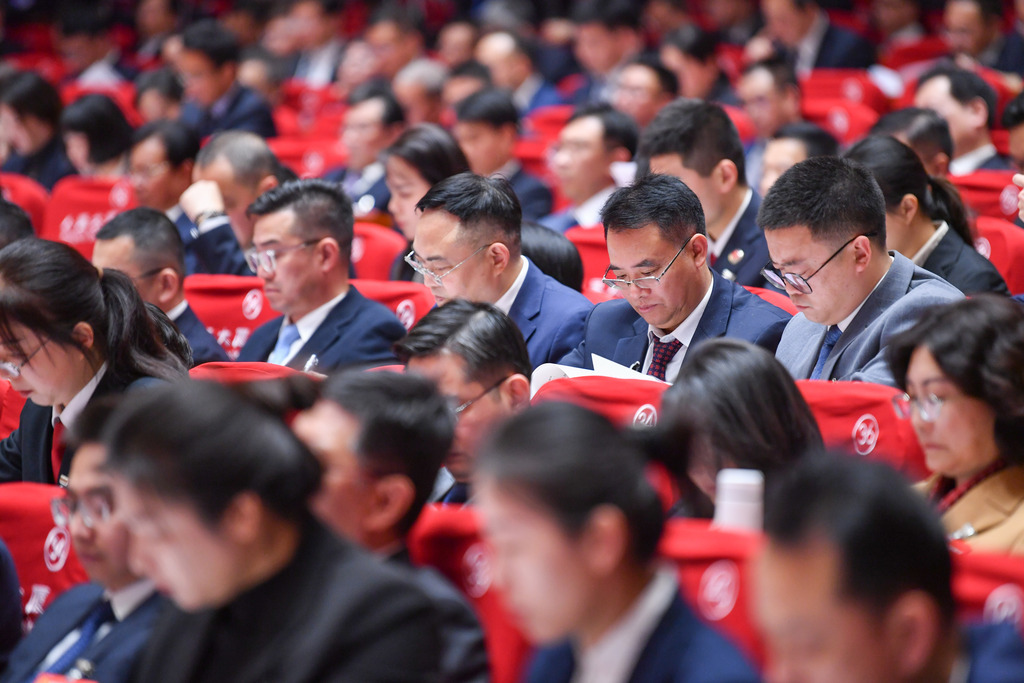 代表们认真审议工作报告