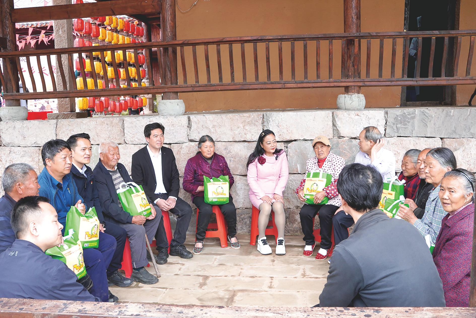 4月20日，严崎在院坝会上收集民意，并收购栗子乡村民大米。