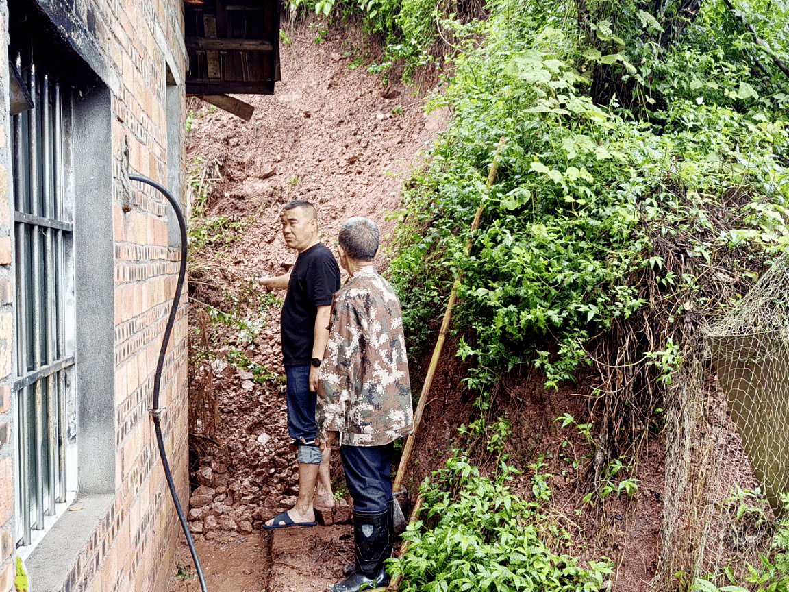 日前，受持续强降雨影响，江津区贾嗣镇辖区部分山体垮塌、道路中断、农贸南街被淹，面对汛情，镇人大迅速组织辖区各级人大代表投身防汛救灾一线，主动走访受灾群众，收集关于饮水安全、房屋修缮、农作物补种等方面的意见建议，及时反馈给镇政府及职能部门，切实以人大监督助力受灾群众早日恢复正常生产生活。通讯员 王一珂 摄