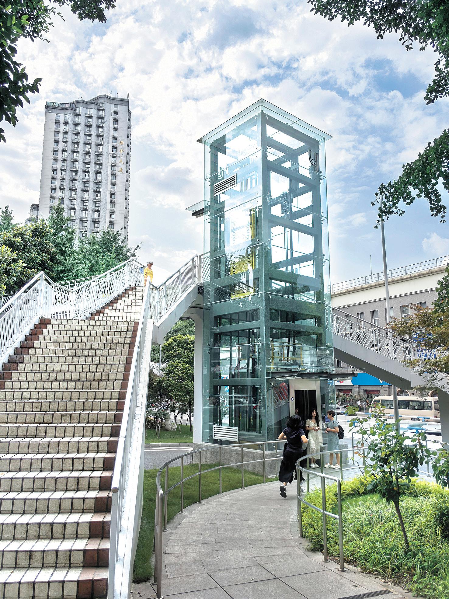 稿1:电梯安装投用后,居民出行更便利。通讯员 胡亚军 摄